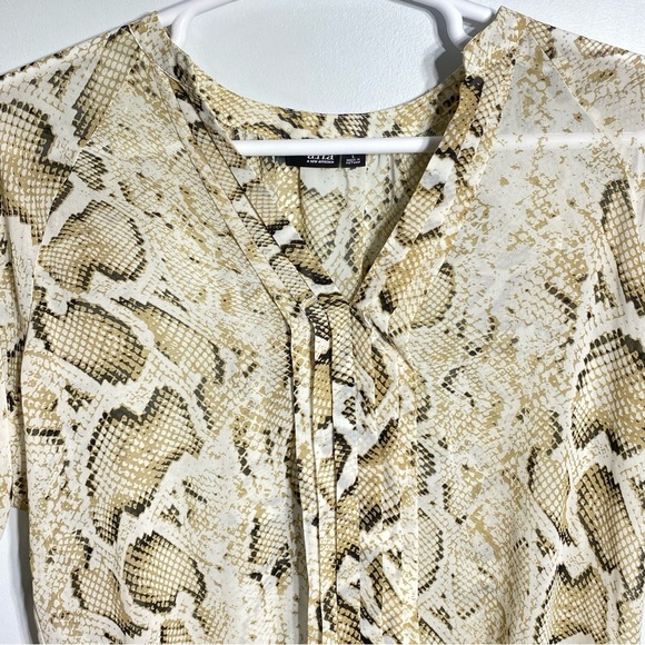 A.N.A Women’s L Snakeskin Print Blouse Pullover Pintuck Detail V-Neck 3/4 Sleeve - Picture 2 of 16